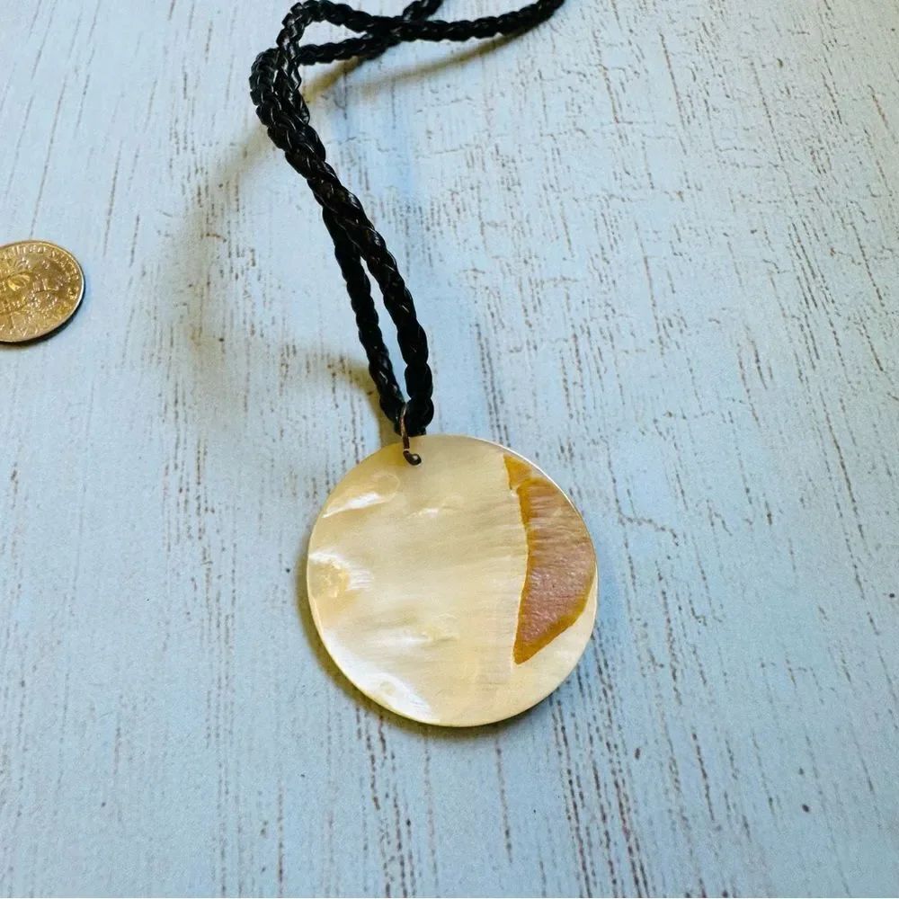 Hand painted Blue Flower Shell Necklace - Picture 3 of 3